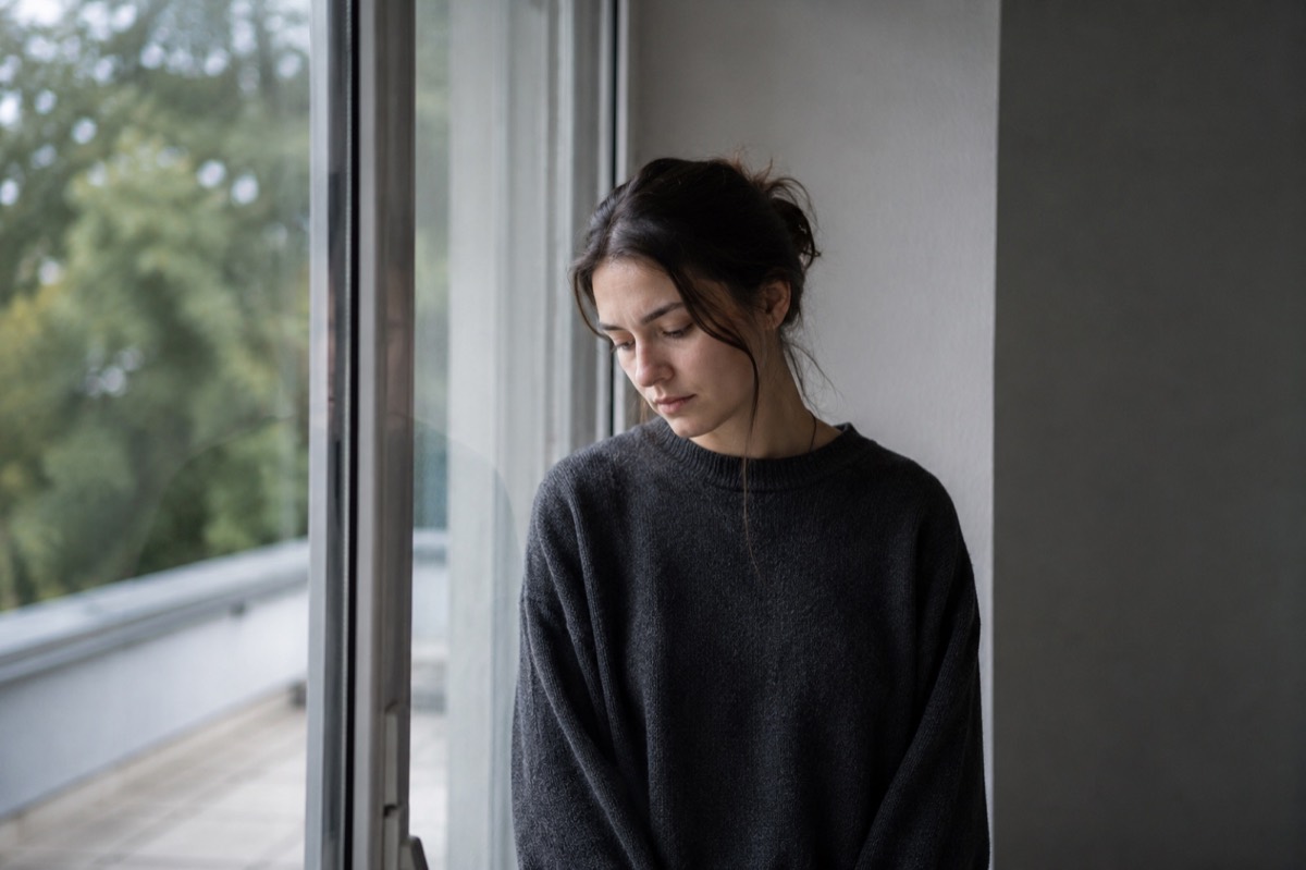 Vrouw in gedachten verzonken